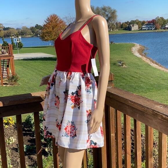 New Teeze Me Red Floral V- Neck Spaghetti Strap Fit & Flare Mini Dress Size 7/8 - Picture 3 of 4
